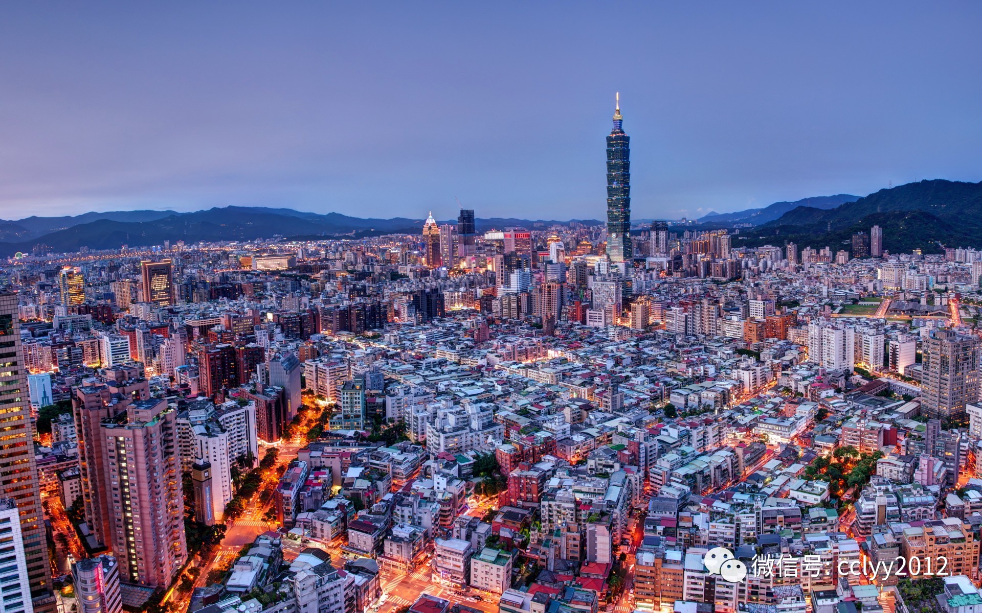 月色朦胧下的台湾一隅,老者凝望海浪沉思夜色